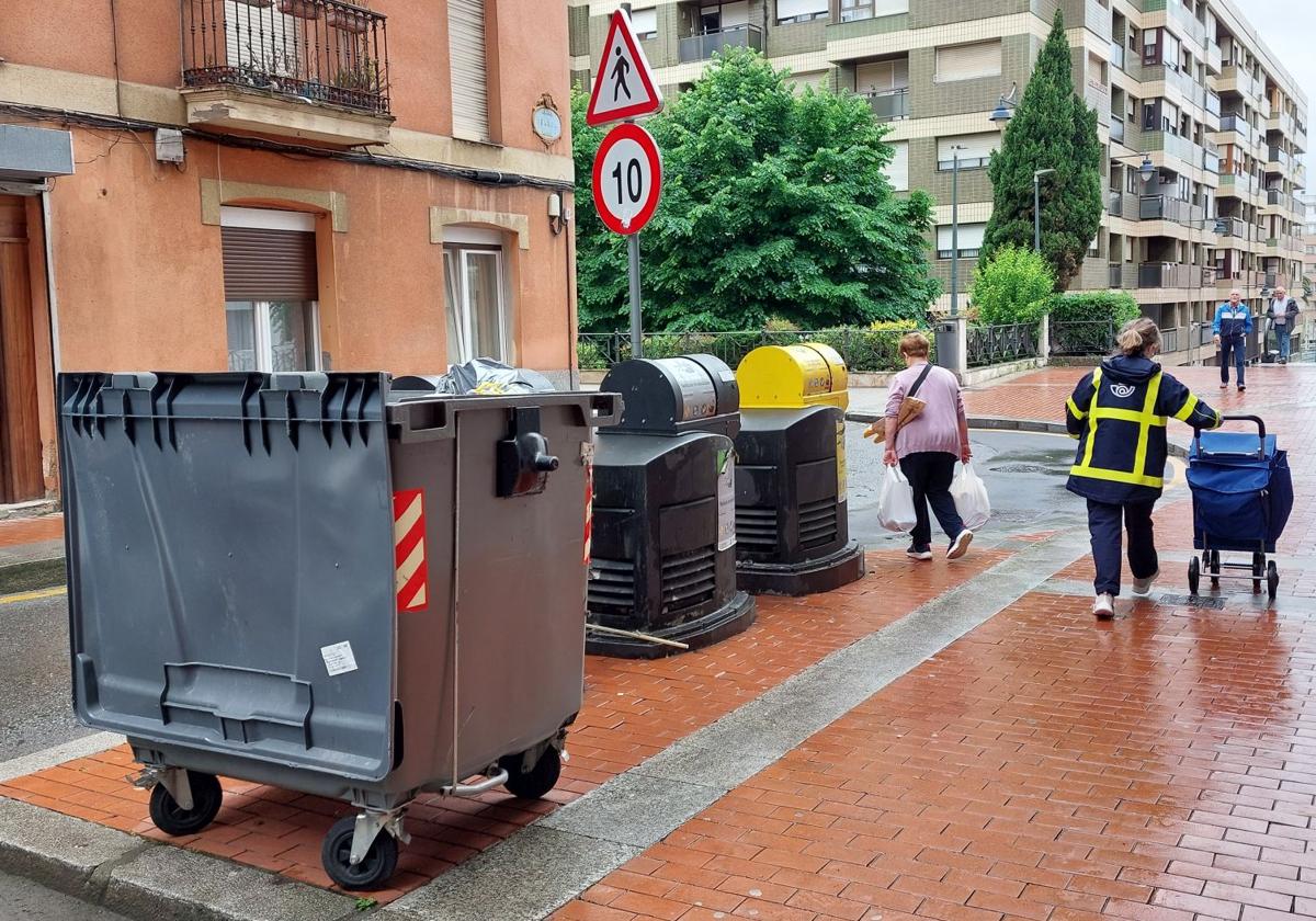 Contenedor lleno junto a dos bocas de recogida neumática cuya apertura no funciona.