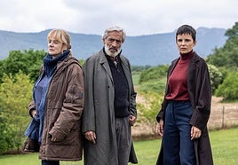 Emma Suárez, Imanol Arias y Elena Anaya en una pausa del rodaje de 'Innato' en Urturi.