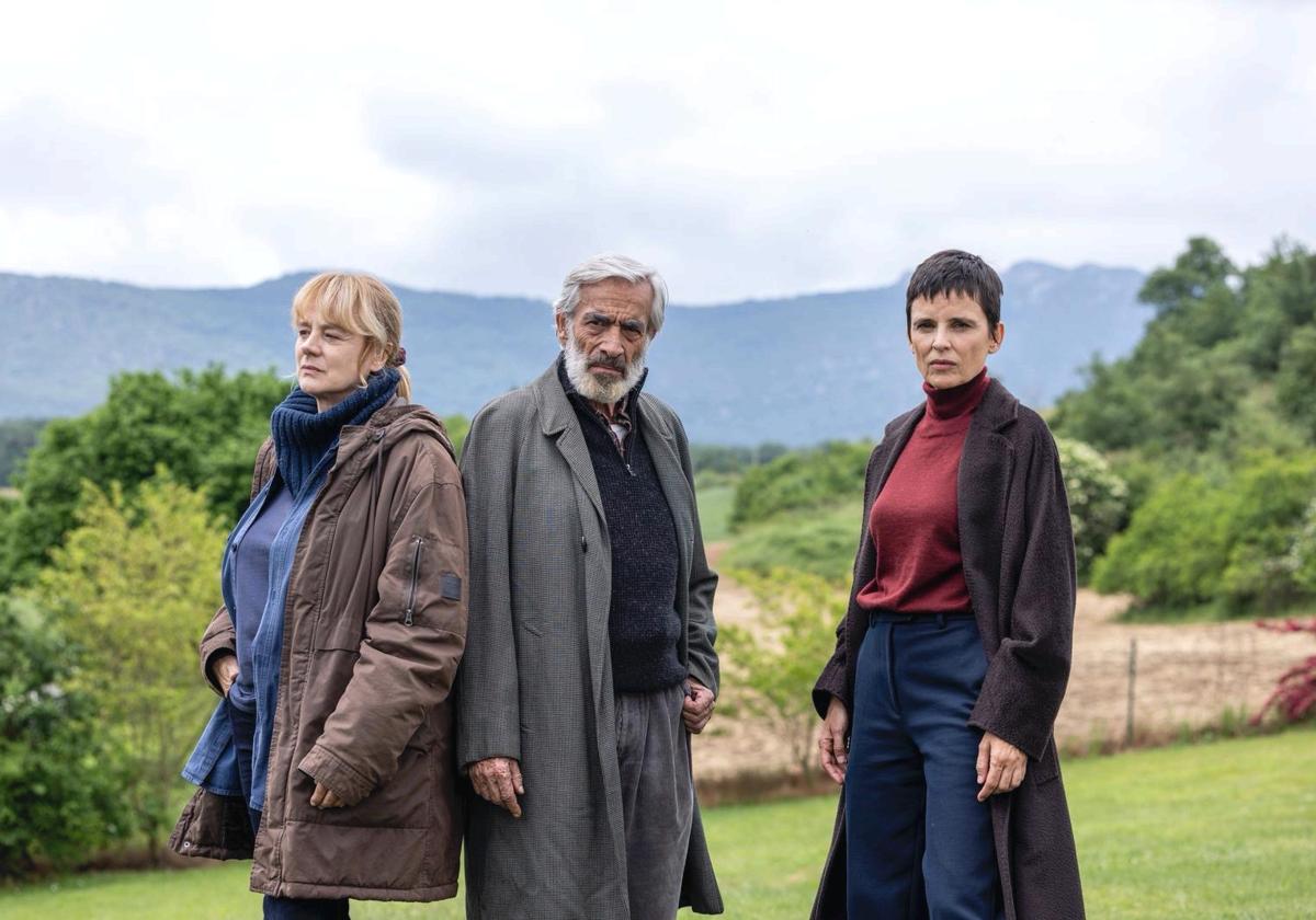 Emma Suárez, Imanol Arias y Elena Anaya en una pausa del rodaje de 'Innato' en Urturi.