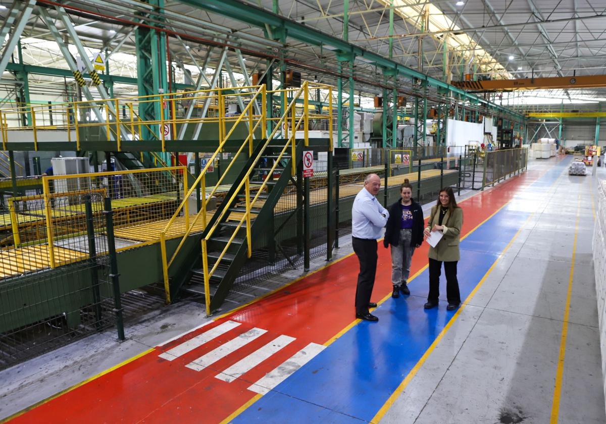 Carlos Pérez Font, con dos trabajadoras de Metecno, en las instalaciones de la empresa en el polígono de Bayas.