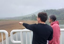 Los concejales de EH Bildu Ibai Nafarrete y Koldobika González señalan la propuesta a acotar.