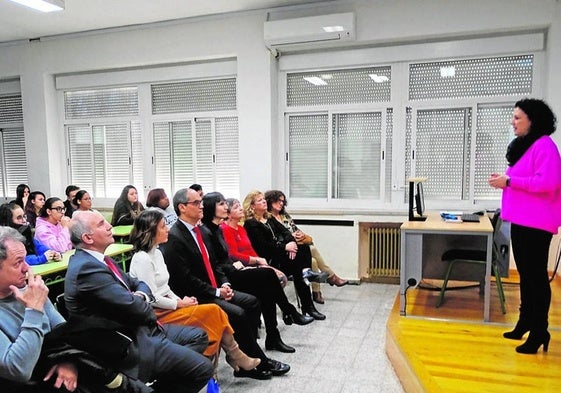 Una víctima del terrorismo imparte una clase en un centro escolar.