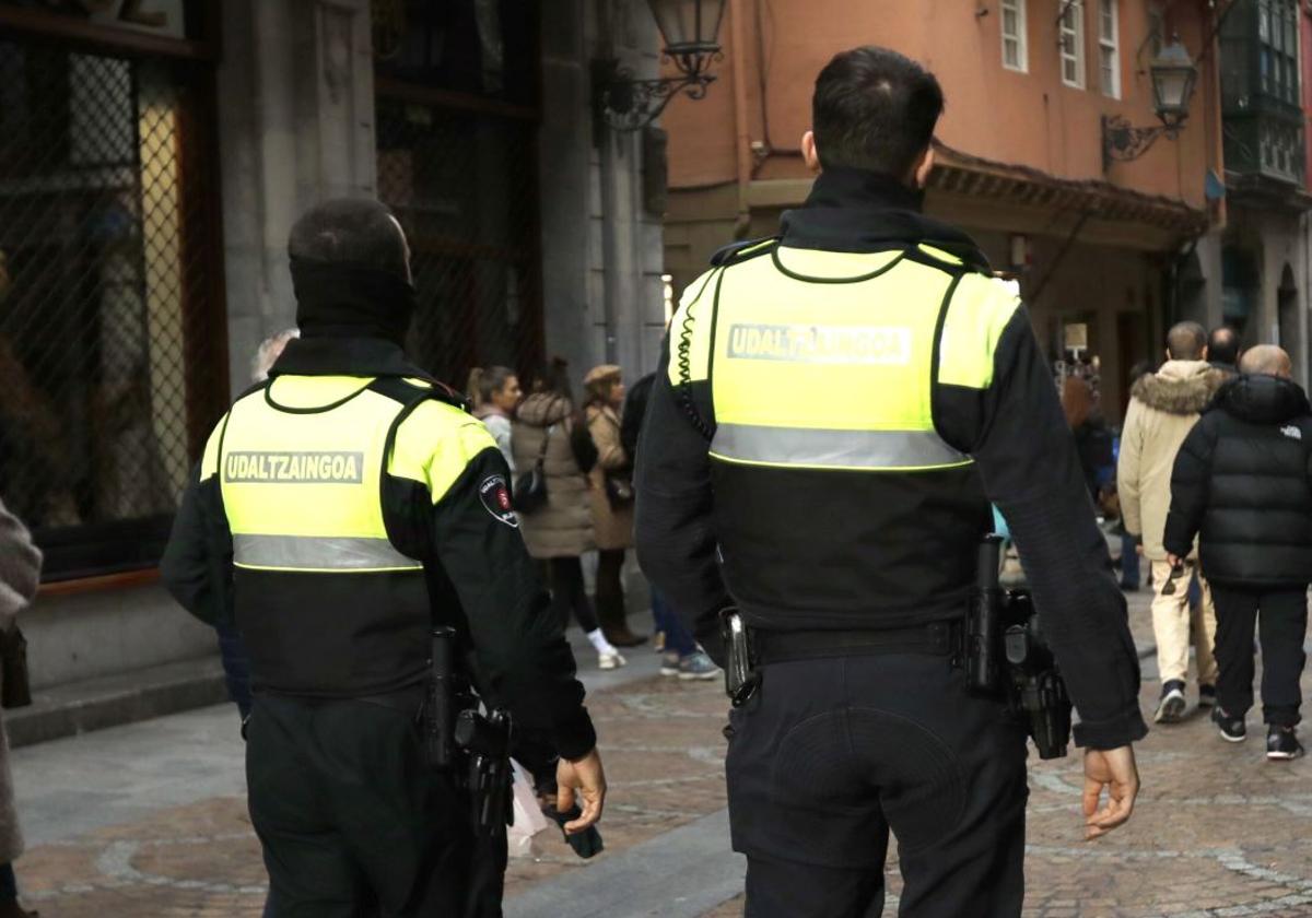 Piden 3 años a la mujer que agredió a un policía por identificar a un mantero en Bilbao