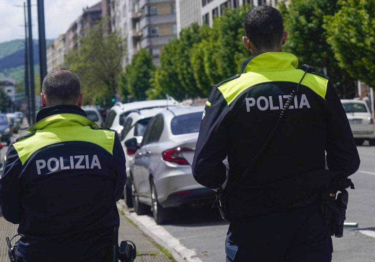 Dos agentes ajenos a la información patrullan por Vitoria.