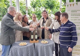 La alcaldesa, Marijose Blanco (en el centro), junto a la edil de Cultura, Estíbaliz Freije; Leire Sáez, directora general de Turismo de la Diputación; representantes de Portugaleteko Mahastizainak Txakolinaren kultur elkartea; y Maider Zalduondo, responsable de comunicación de Bizkaiko Txakolina.