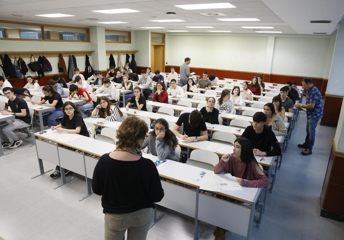Alumnos atienden las explicaciones de una profesora antes de comenzar la PAU en la Escuela de Ingeniería de Bilbao.