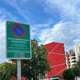 Uno de los carteles de Lekeitio que indica que el estacionamiento está limitado a residentes.