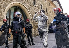 La Ertzaintza ha desplegado un fuerte dispositivo en la calle Pintorería.