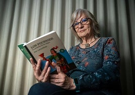 Paz Larrumbide, con su obra entre las manos.