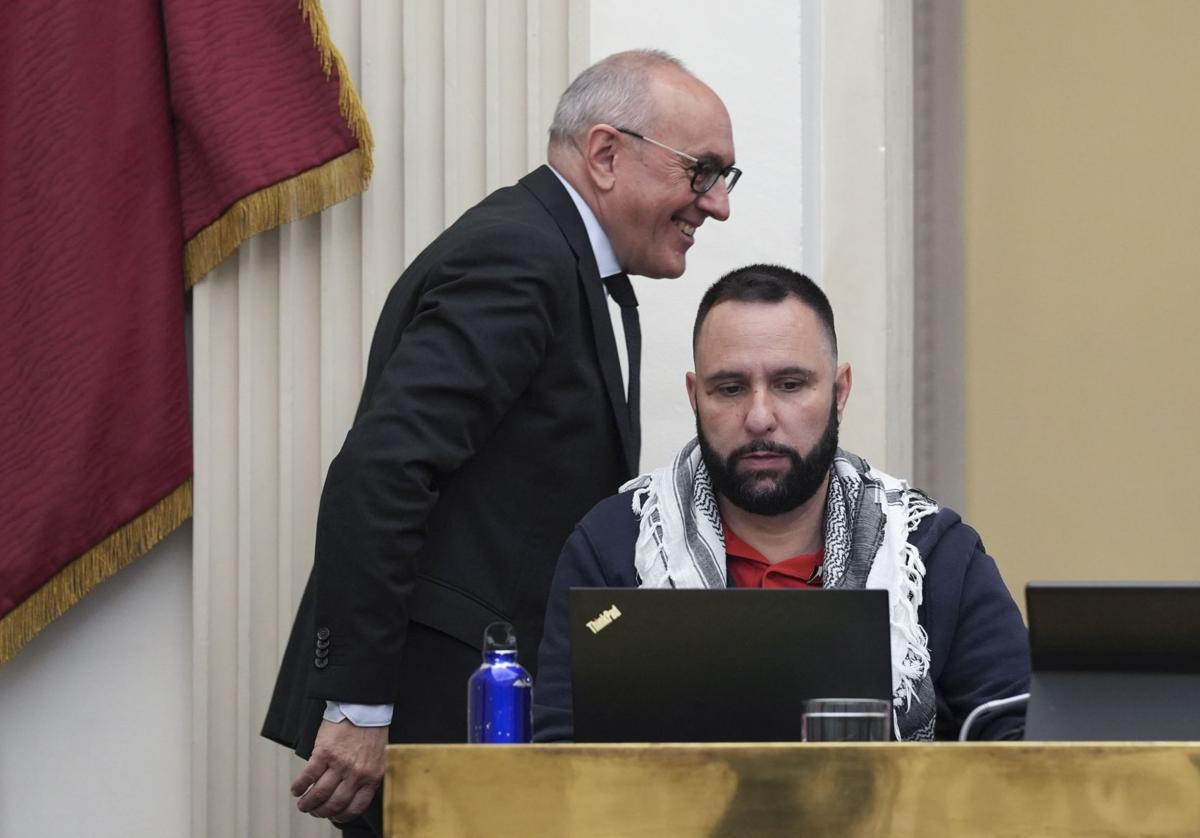 Ramiro González pasa junto a José Damián García Moreno, de Elkarrekin.