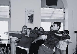 Un momento del ensayo de la pieza 'Vendredi' por parte de un instituto de Hendaya.