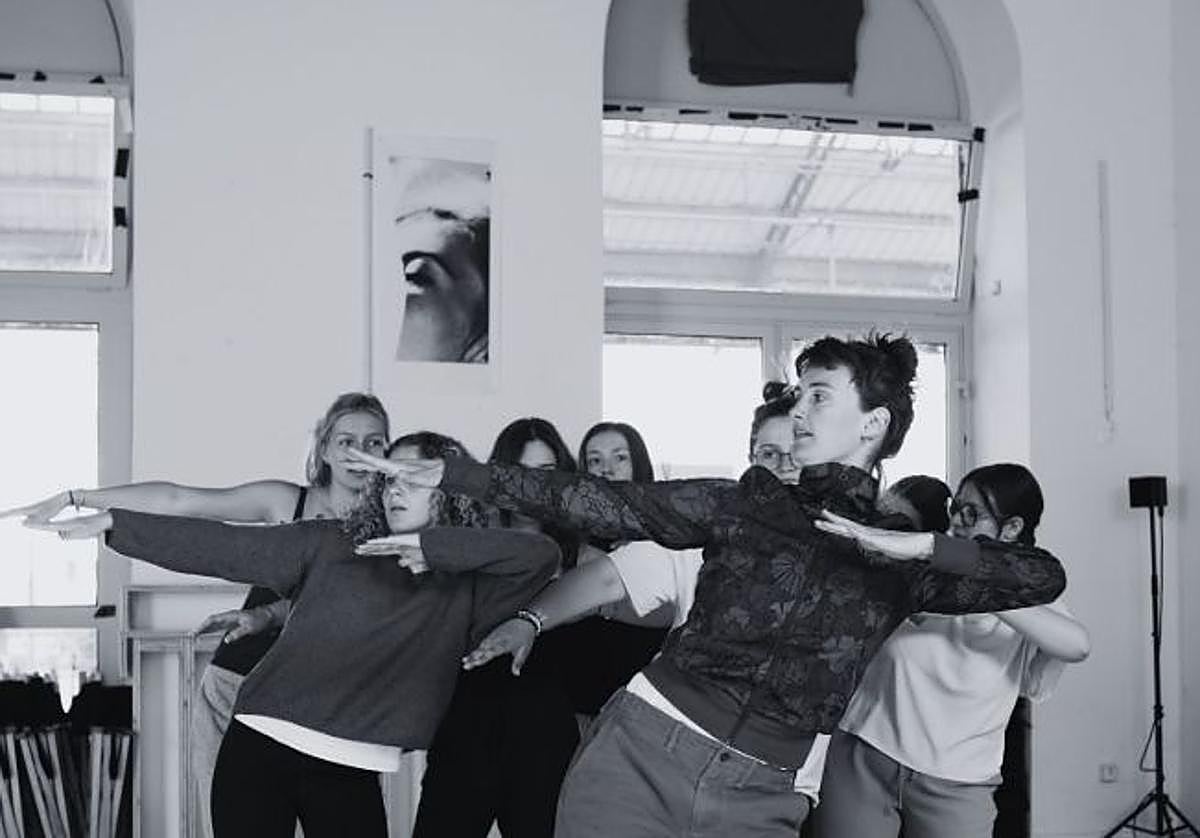 Un momento del ensayo de la pieza 'Vendredi' por parte de un instituto de Hendaya.