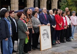 Foto de familia de entidades, instituciones y allegados del poeta, este miércoles en la Plaza Nueva.