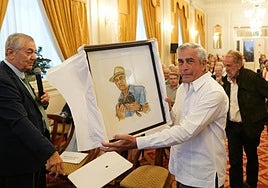 Julio Larramendi (derecha) recibe un obsequio de manos de Mohamed Ezzeddine, director de Byblostours