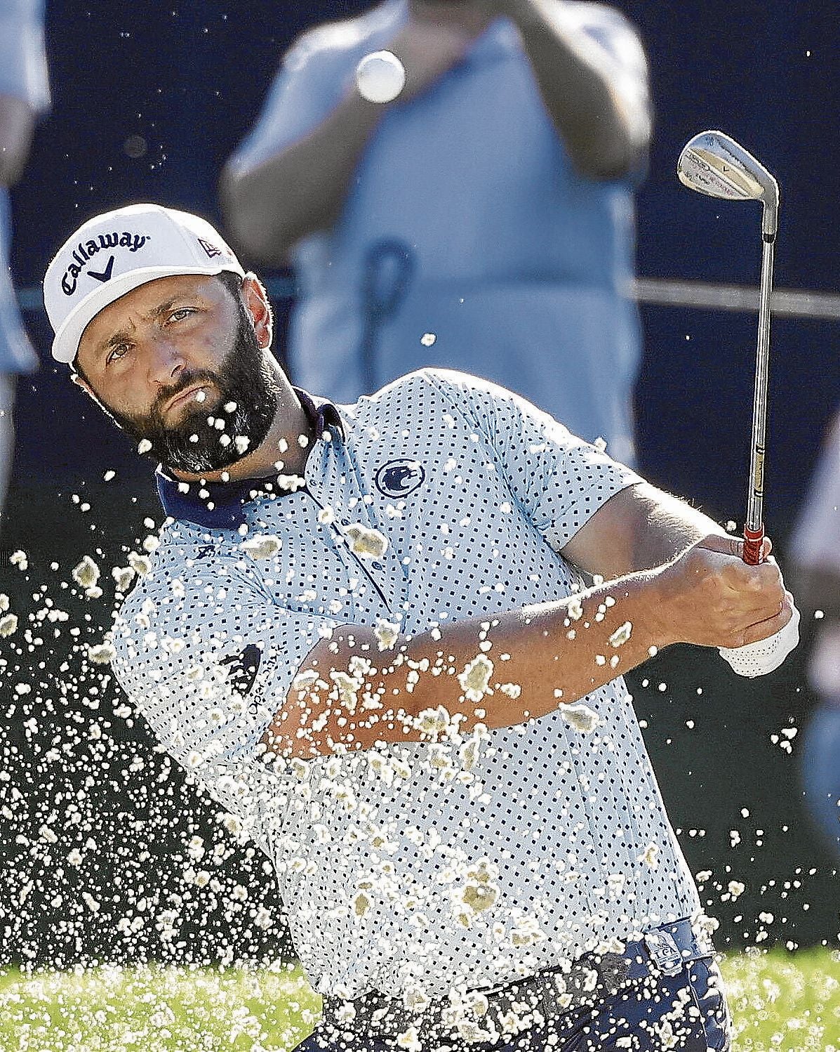 Jon Rahm ejecuta un golpe desde un bunker en el pasado PGA de Charlotte.