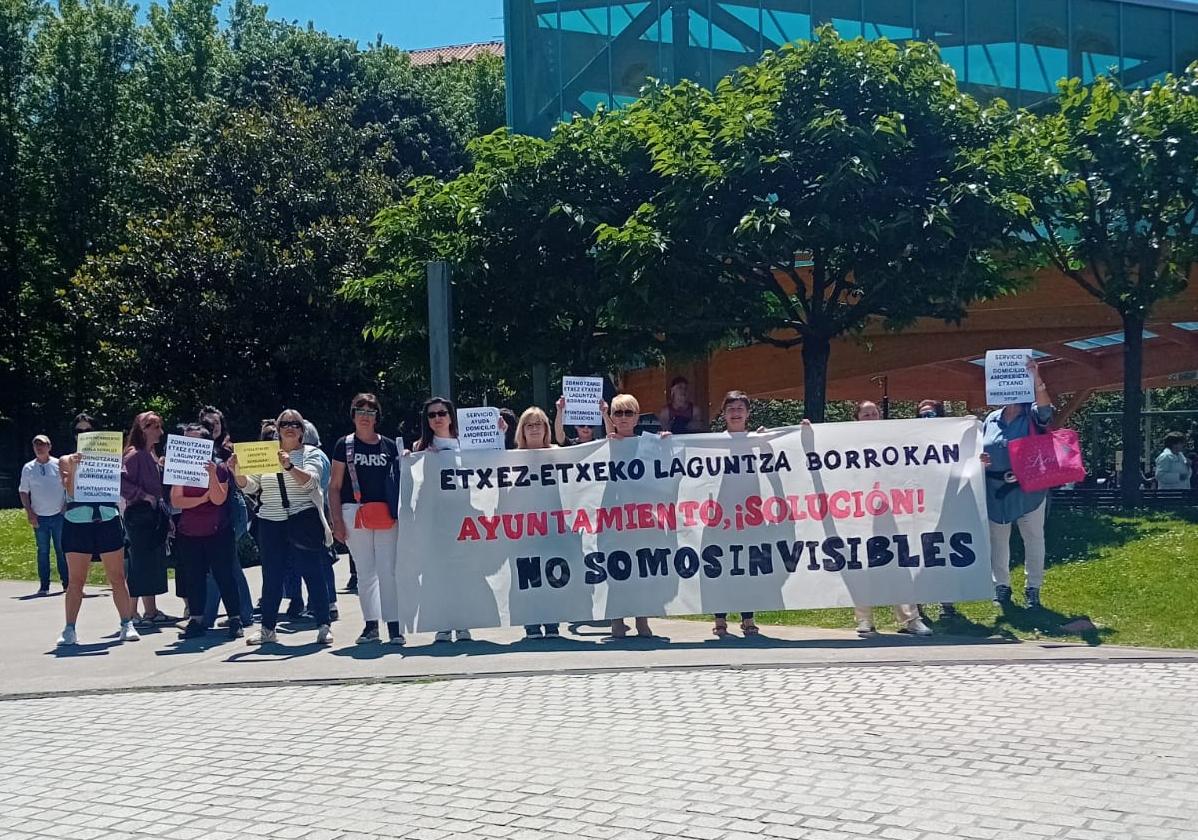 Las empleadas se concentran cada martes con el propósito de dar visibilidad a su situación laboral.