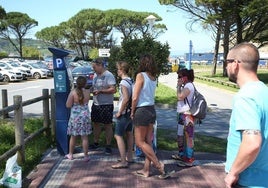 Usuarios pagando el aparcamiento en el parking de la playa de Gorliz.