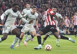 Iñaki Williams intenta armar el disparo ante varios jugadores de Osasuna en el partido de Copa disputado en San Mamés.