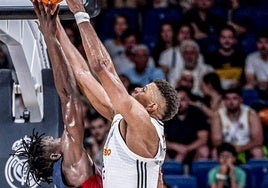 Khalifa Diop trata de taponar a Tavares en el primer partido.