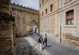 Dos jóvenes pasean por la zona de la muralla del Casco Viejo.