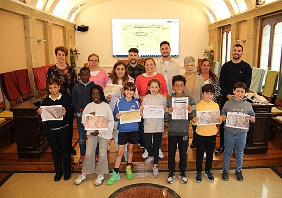 Los estudiantes de Educación Primaria presentaron sus ideas en el salón de plenos del Ayuntamiento.