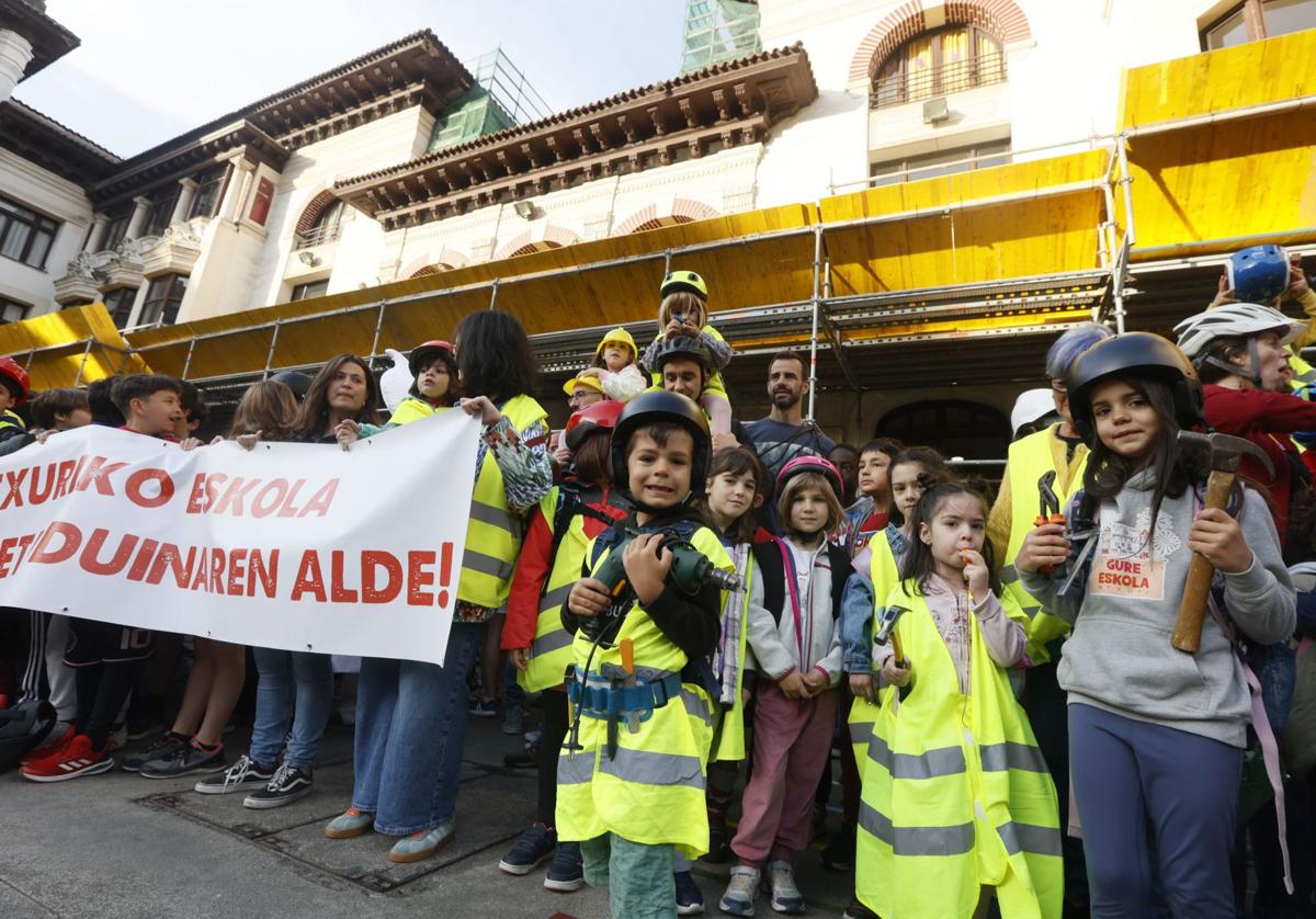 Alumnos y padres en una protesta el pasado abril por el mal estado del centro.
