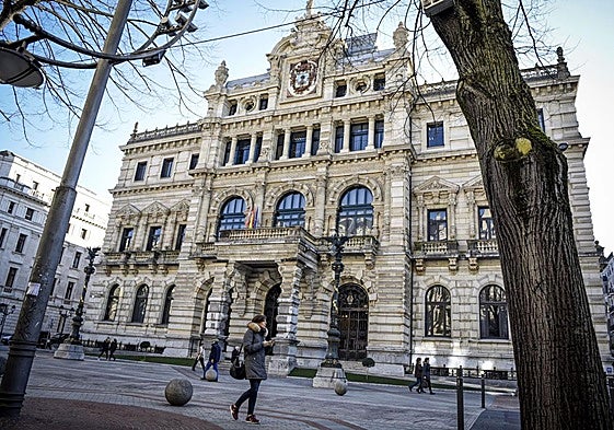 Exterior del Palacio de la Diputación de Bizkaia en la Gran Vía de Bilbao.