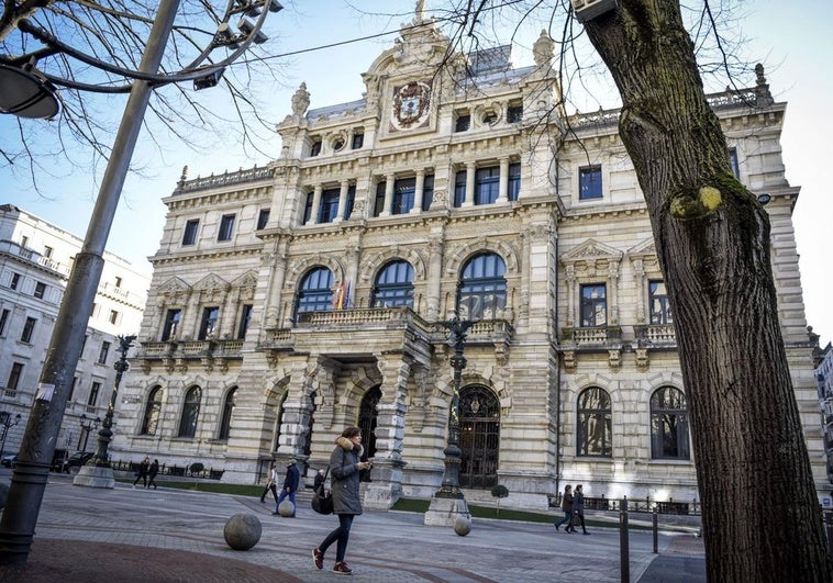 Exterior del Palacio de la Diputación de Bizkaia en la Gran Vía de Bilbao.