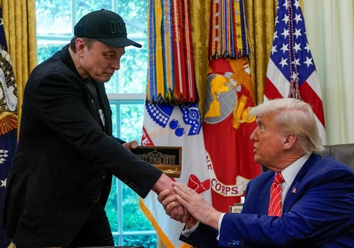El presidente Donald Trump estrecha la mano de quien ha sido uno de sus más cercanos colaboradores en este segundo mandato, Elon Musk.