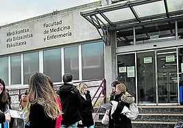 Alumnos en la entrada de la Facultad de Medicina de Leioa.