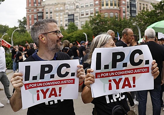 Los sindicatos UGT, ELA y CC OO organizaron la pasada semana una protesta ruidosa durante la Junta de Accionistas de Iberdrola.