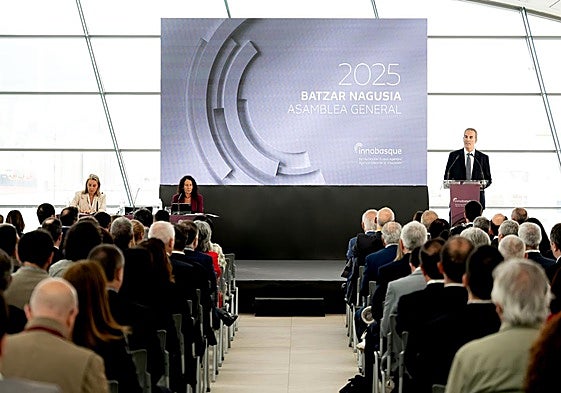 Imanol Rego, de pie a la derecha, durante su intervención en la asamblea general de Innobasque.