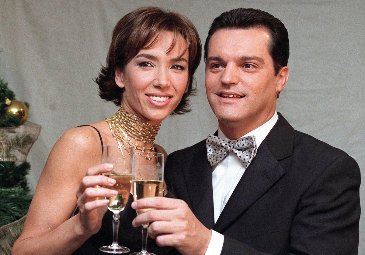 Imagen principal - Arriba, Paloma junto a Ramón García presentando las Campanadas de 2001. En la imagen central, la presentadora durante un compromiso laboral en Bilbao, con la emblemática zapataría Nerea de la calle Ercilla de fondo, y abajo, rodeada de periodistas en el 98.