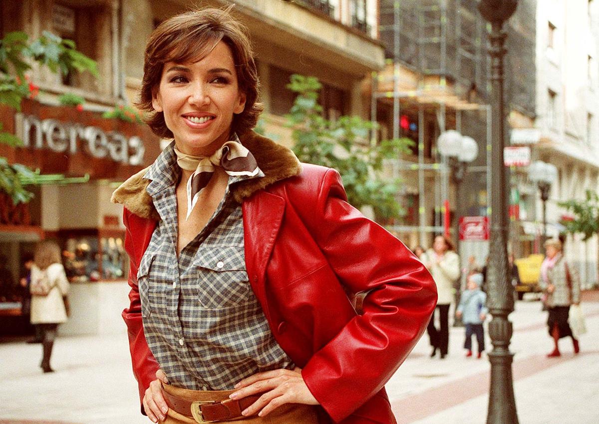 Imagen secundaria 1 - Arriba, Paloma junto a Ramón García presentando las Campanadas de 2001. En la imagen central, la presentadora durante un compromiso laboral en Bilbao, con la emblemática zapataría Nerea de la calle Ercilla de fondo, y abajo, rodeada de periodistas en el 98.