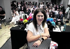 Leire Díez posa para los fotógrafos antes del comienzo de su comparecencia.