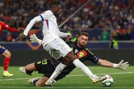 Unai Simón frena a Dembelé en una acción de la primera parte,