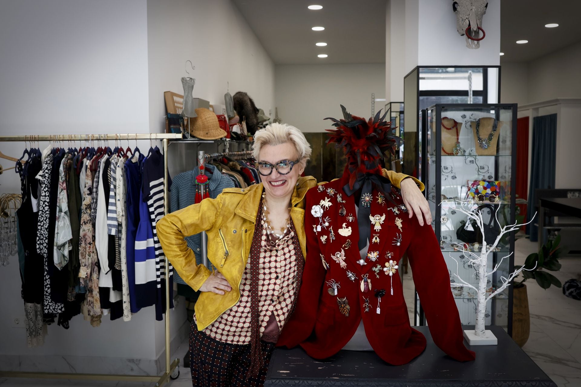 La nueva tienda &#039;vintage&#039; de Elvira en el centro de Bilbao: ropa de firma, jarrones de Manises, lámparas setenteras...