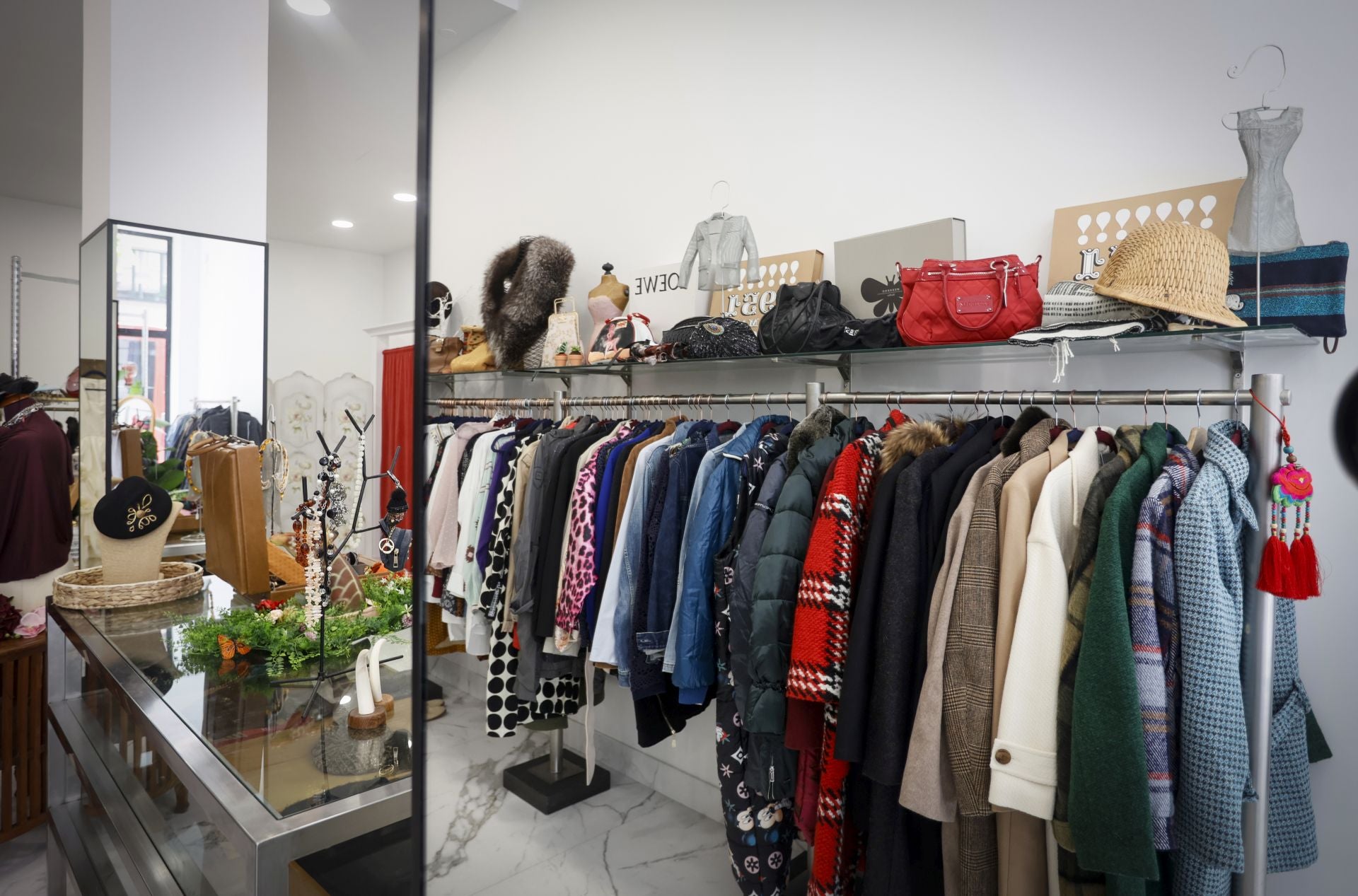 La nueva tienda &#039;vintage&#039; de Elvira en el centro de Bilbao: ropa de firma, jarrones de Manises, lámparas setenteras...