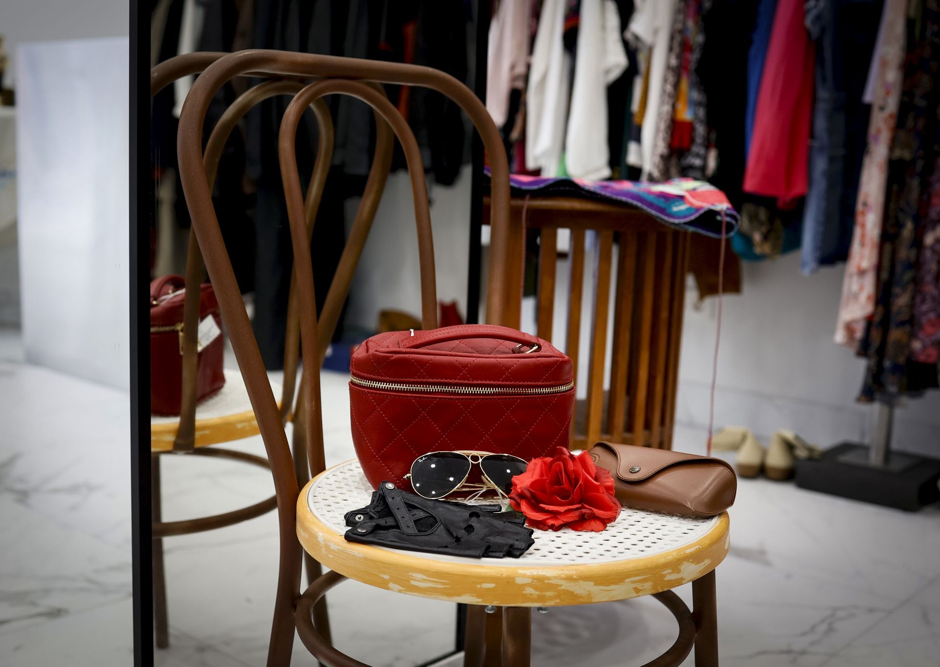 La nueva tienda &#039;vintage&#039; de Elvira en el centro de Bilbao: ropa de firma, jarrones de Manises, lámparas setenteras...