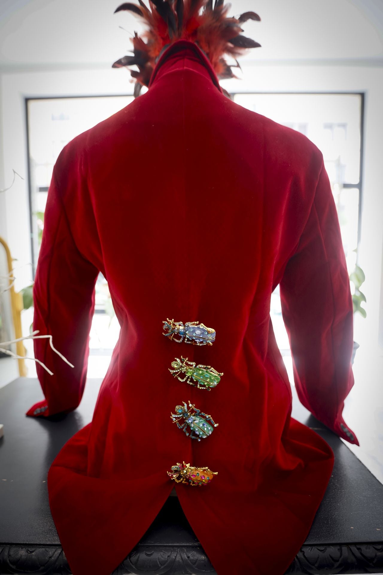 La nueva tienda &#039;vintage&#039; de Elvira en el centro de Bilbao: ropa de firma, jarrones de Manises, lámparas setenteras...
