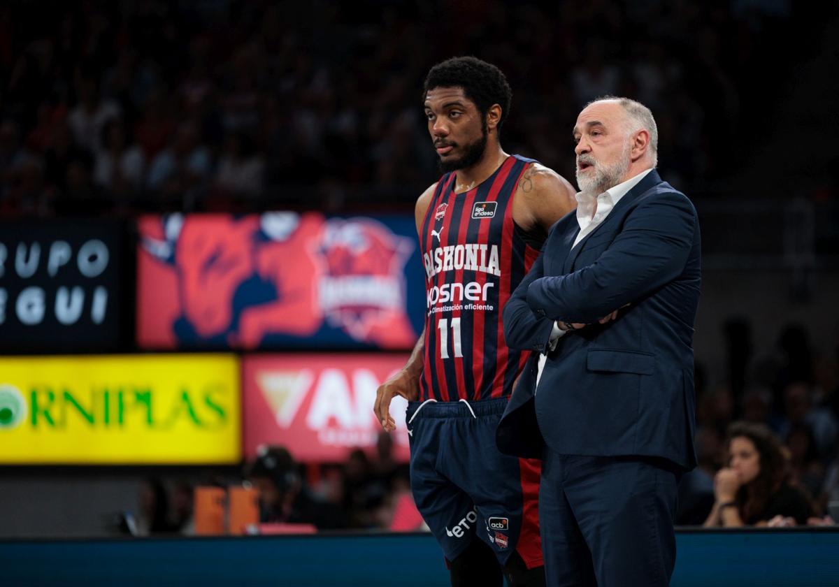 Pablo Laso dialoga con Trent Forrest en un momento del partido.