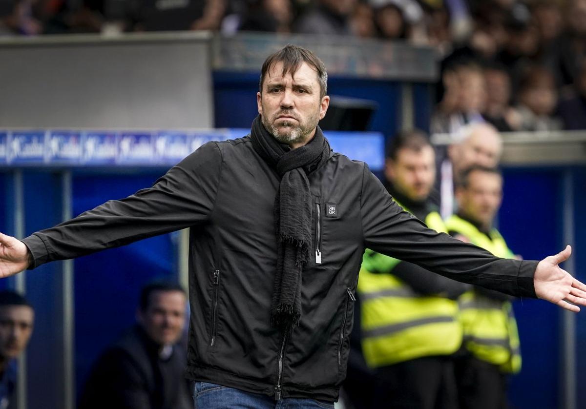 Coudet gesticula durante un partido del Alavés.