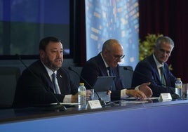 El presidente de la patronal alavesa, Juan Antonio Sánchez Corchero, junto a Ramiro González y Juan Ugarte.