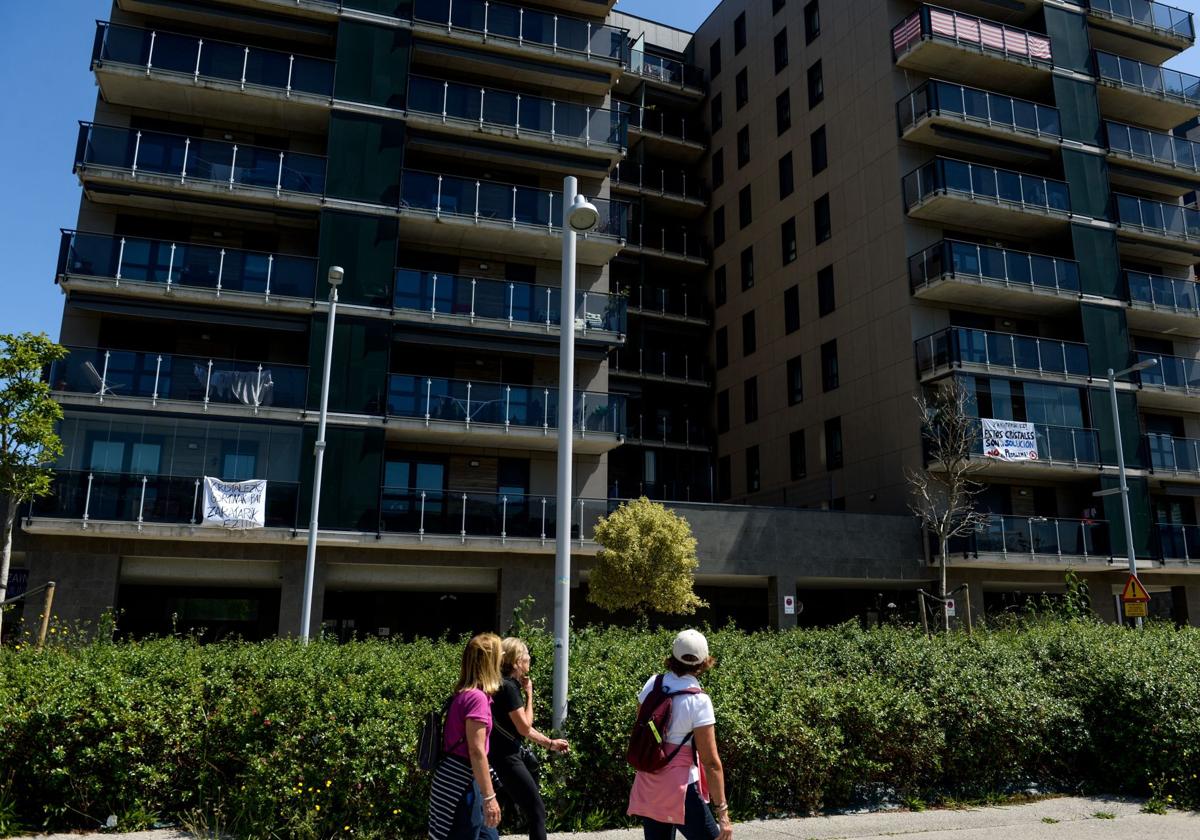 Recogen más de 600 firmas para que el Ayuntamiento de Bilbao permita las «cortinas de cristal» individuales