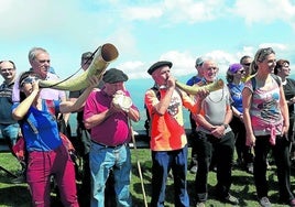 Aficionados a tocar el cuerno y la caracola participan del Día de los Montes Bocineros en una edición anterior celebrada en Oiz.