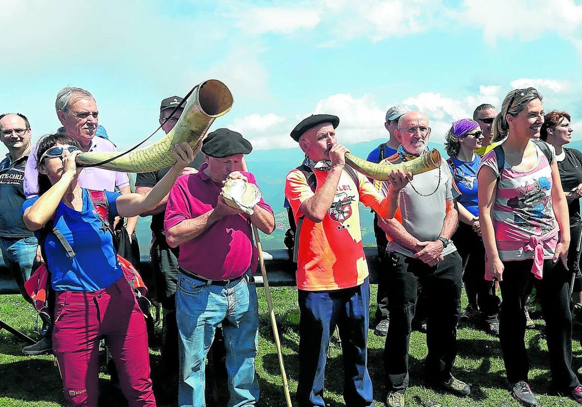Aficionados a tocar el cuerno y la caracola participan del Día de los Montes Bocineros en una edición anterior celebrada en Oiz.