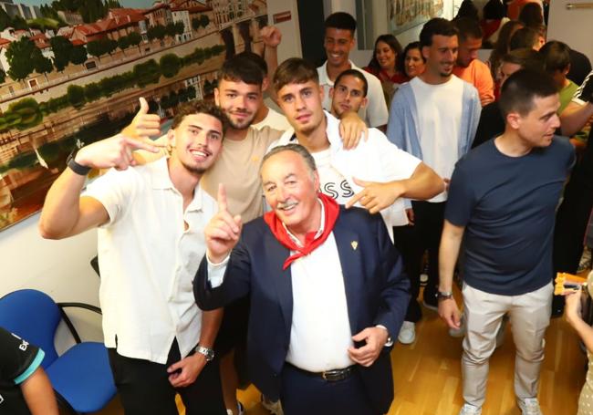 Alfredo de Miguel con los jugadores rojillos al concluir el pregón.