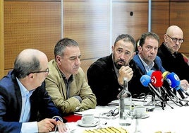 El consejero de Vivienda compareció ayer en un hotel de Vitoria junto a la plana mayor de su departamento.