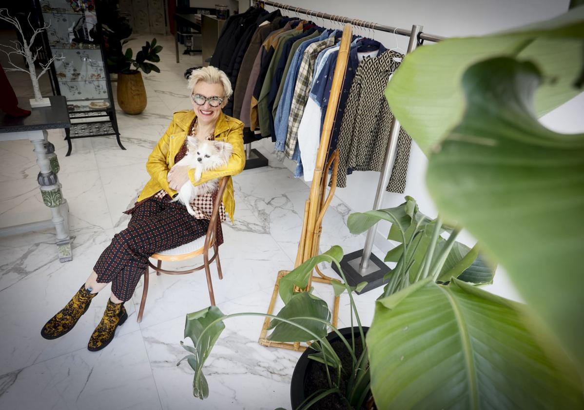 La nueva tienda 'vintage' de Elvira en el centro de Bilbao llena de 'tesoros'.