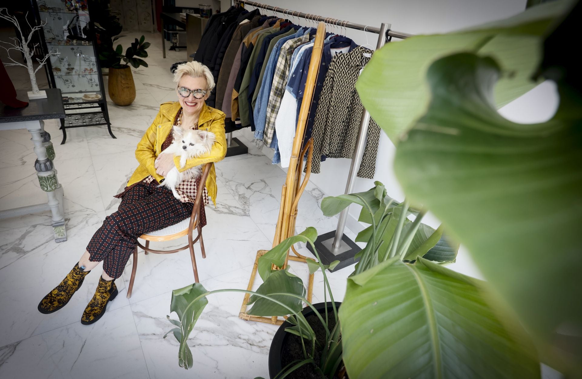 La nueva tienda &#039;vintage&#039; de Elvira en el centro de Bilbao: ropa de firma, jarrones de Manises, lámparas setenteras...